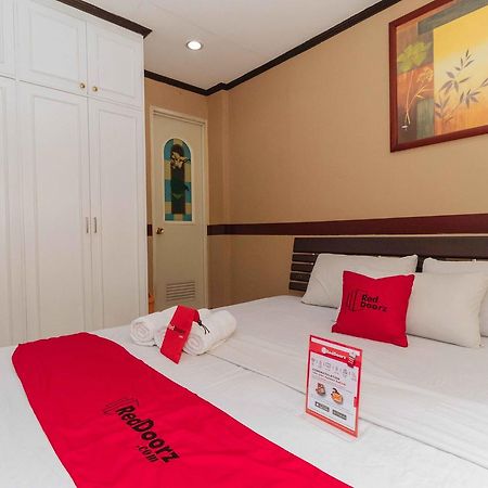 Reddoorz @ Up Village كويزون سيتي المظهر الخارجي الصورة