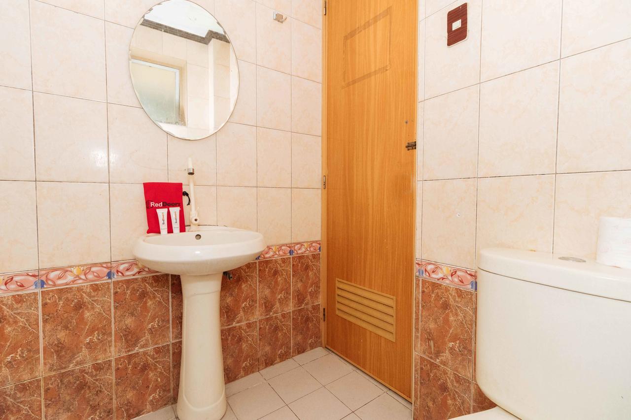 Reddoorz @ Up Village كويزون سيتي المظهر الخارجي الصورة