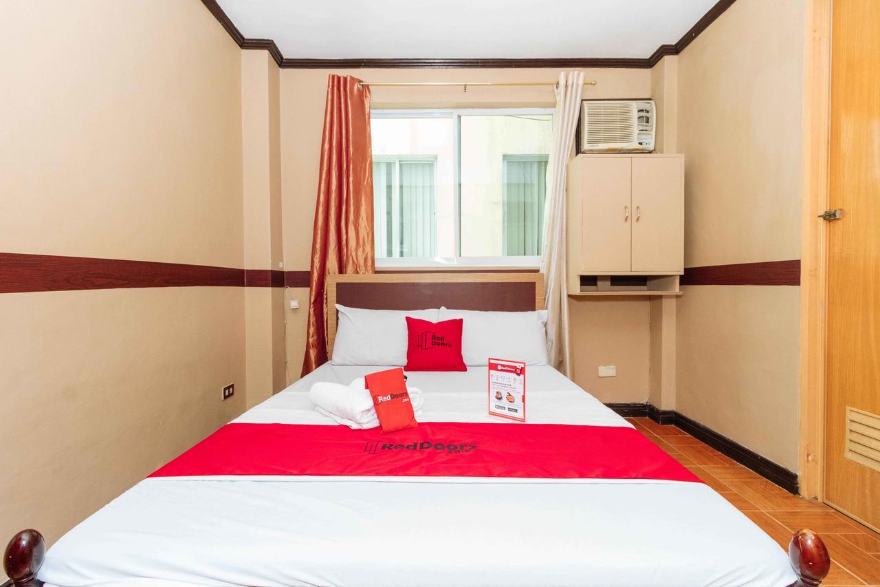 Reddoorz @ Up Village كويزون سيتي المظهر الخارجي الصورة