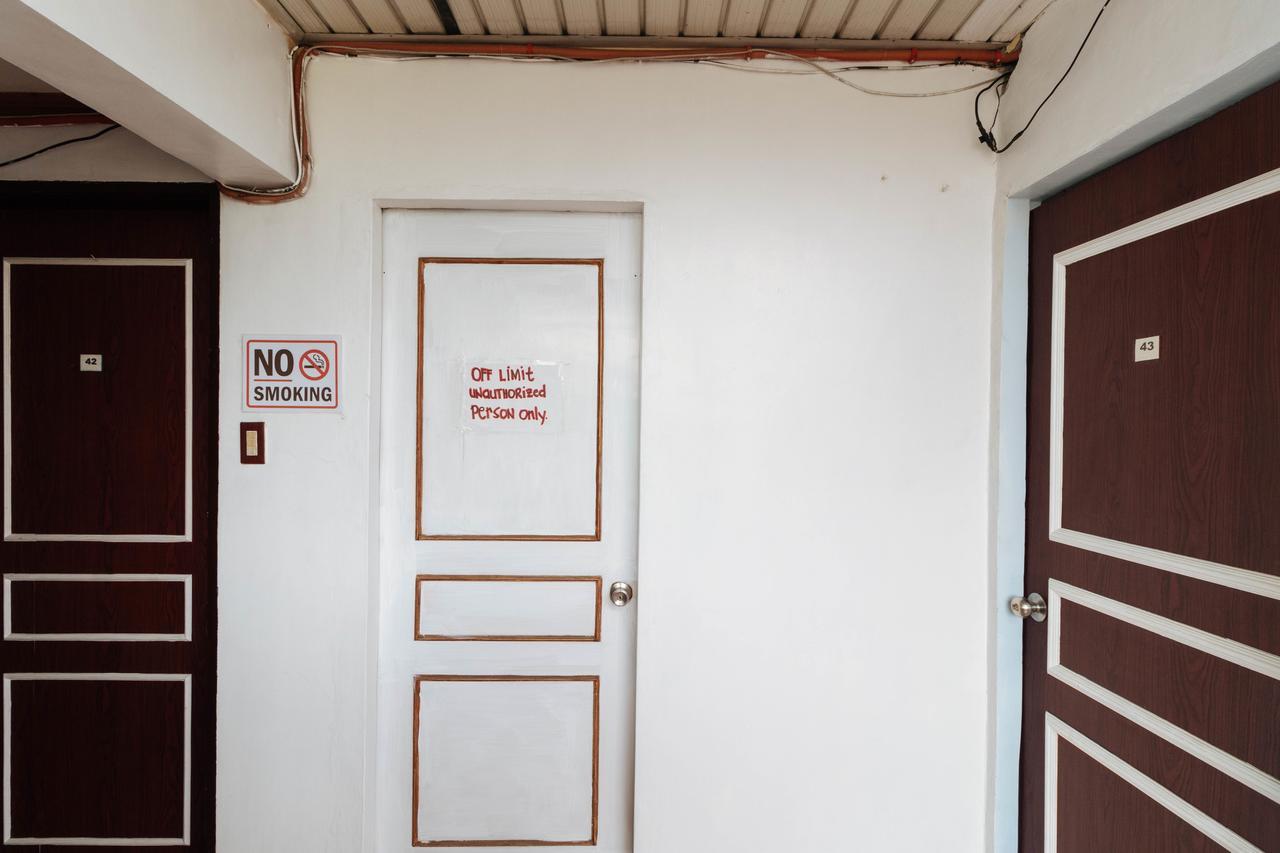 Reddoorz @ Up Village كويزون سيتي المظهر الخارجي الصورة
