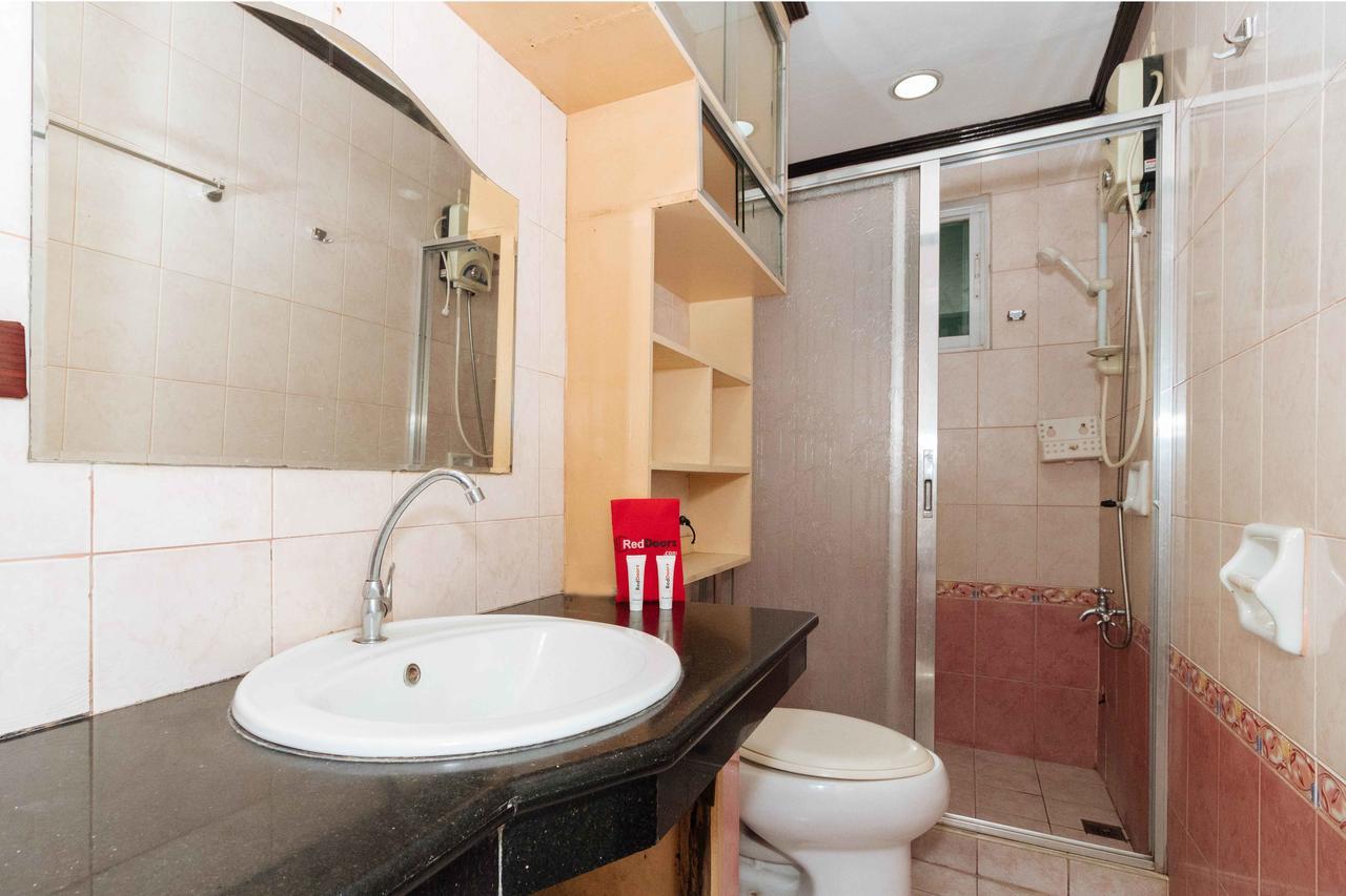 Reddoorz @ Up Village كويزون سيتي المظهر الخارجي الصورة